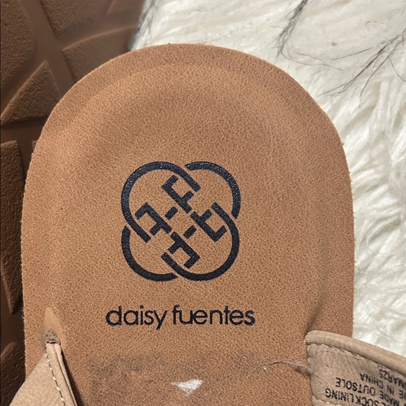 Daisy Fuentes Tan Strappy Sandals - Picture 4 of 5
